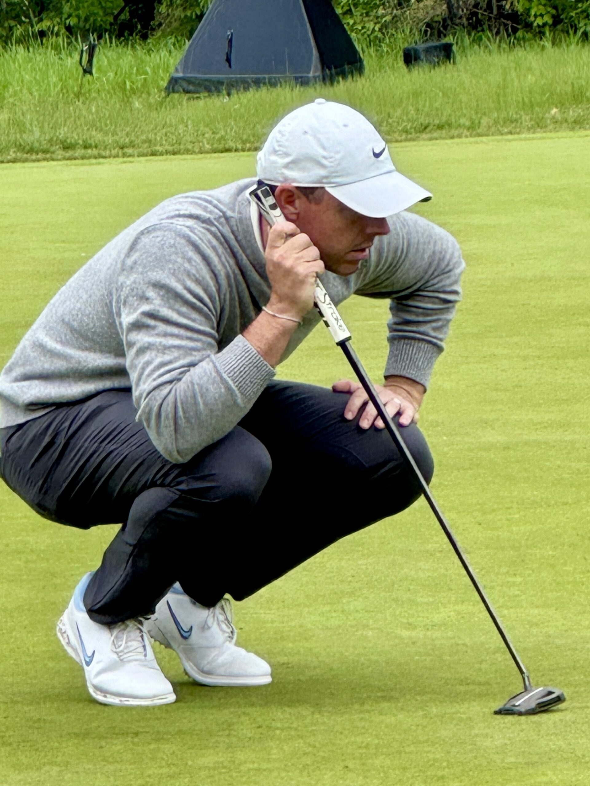 Rory McIlroy reading a putt
